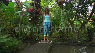 一名年轻女子在热带地区未能<strong>踩</strong>在萨杜<strong>木板</strong>或钉子板上的慢镜头